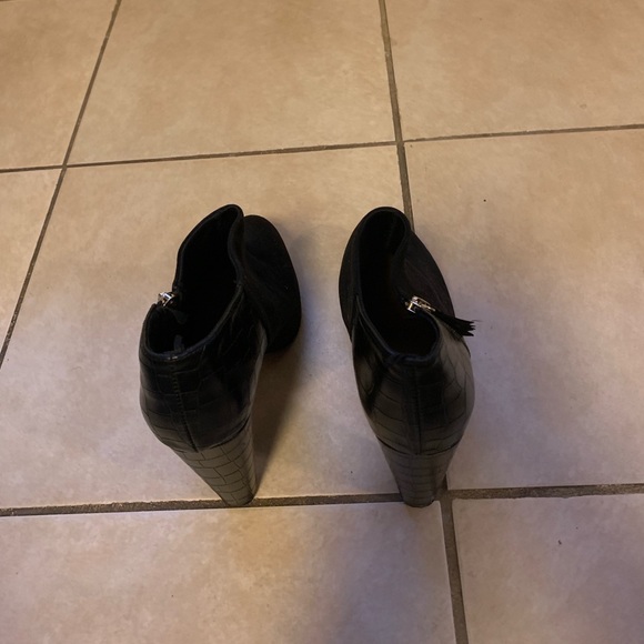 Thick heel shoe with a platform on the front - Picture 4 of 5